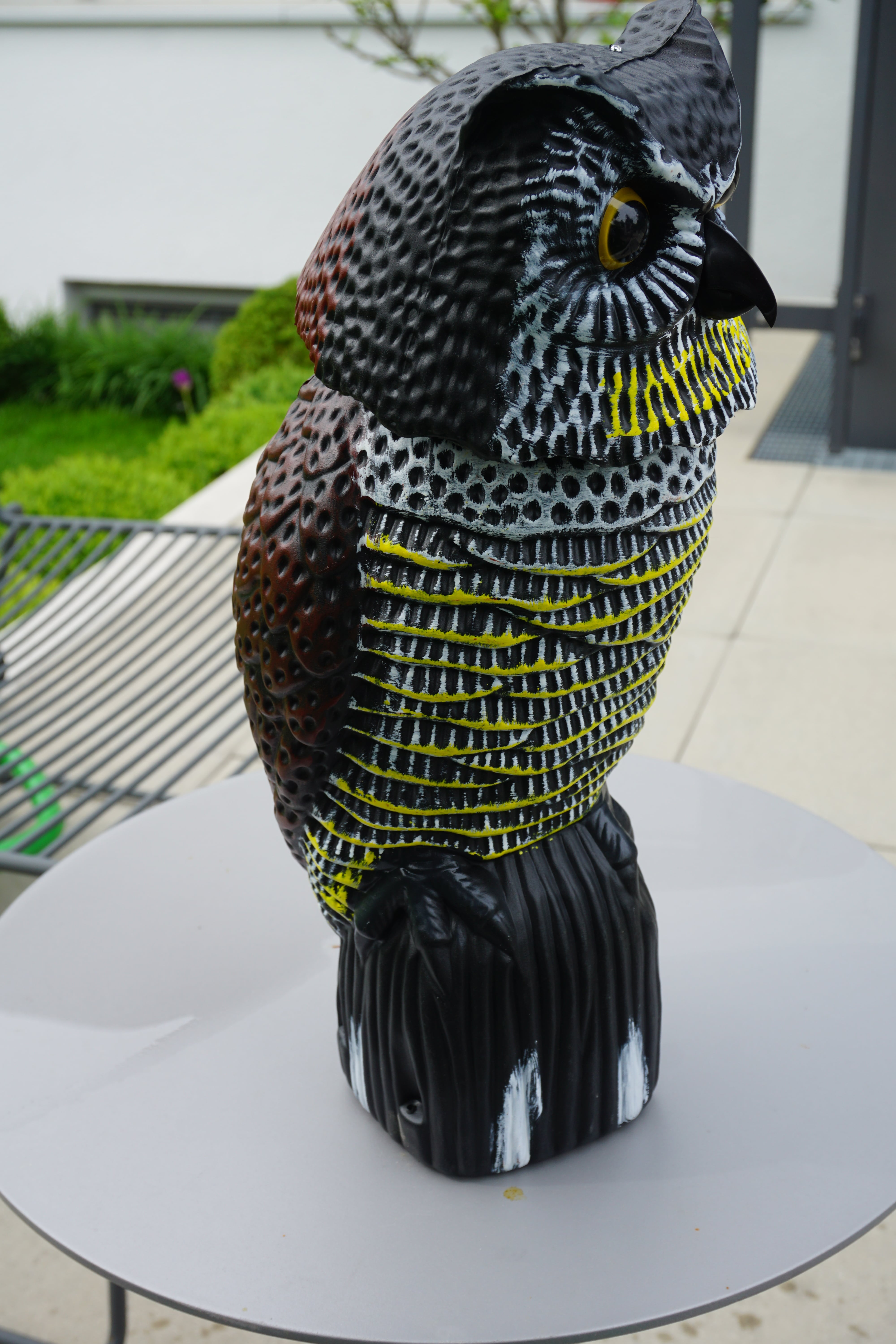 DSC00350-min UHU aus Kunststoff mit beweglichem Kopf